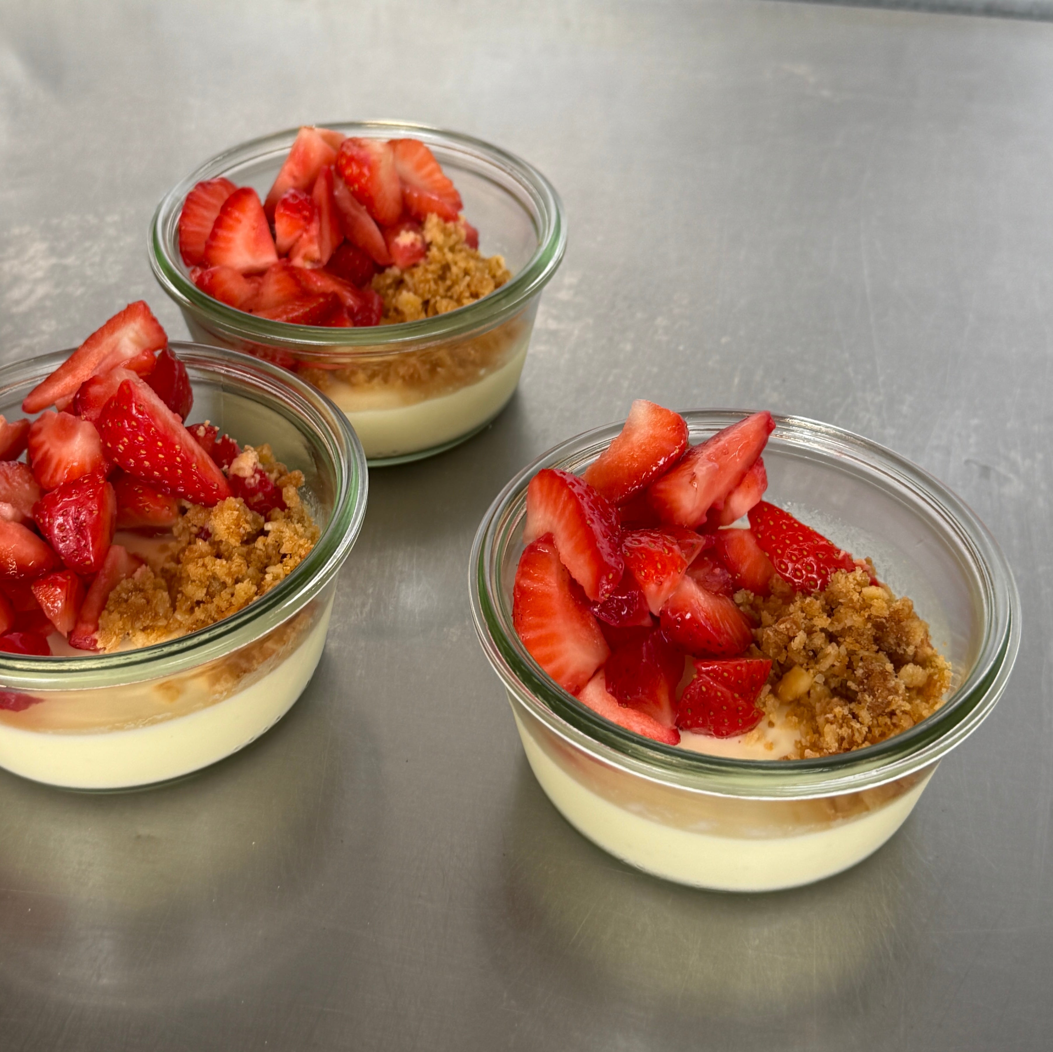 Dessert: Kærnemælks panna cotta med crumble og brombær
